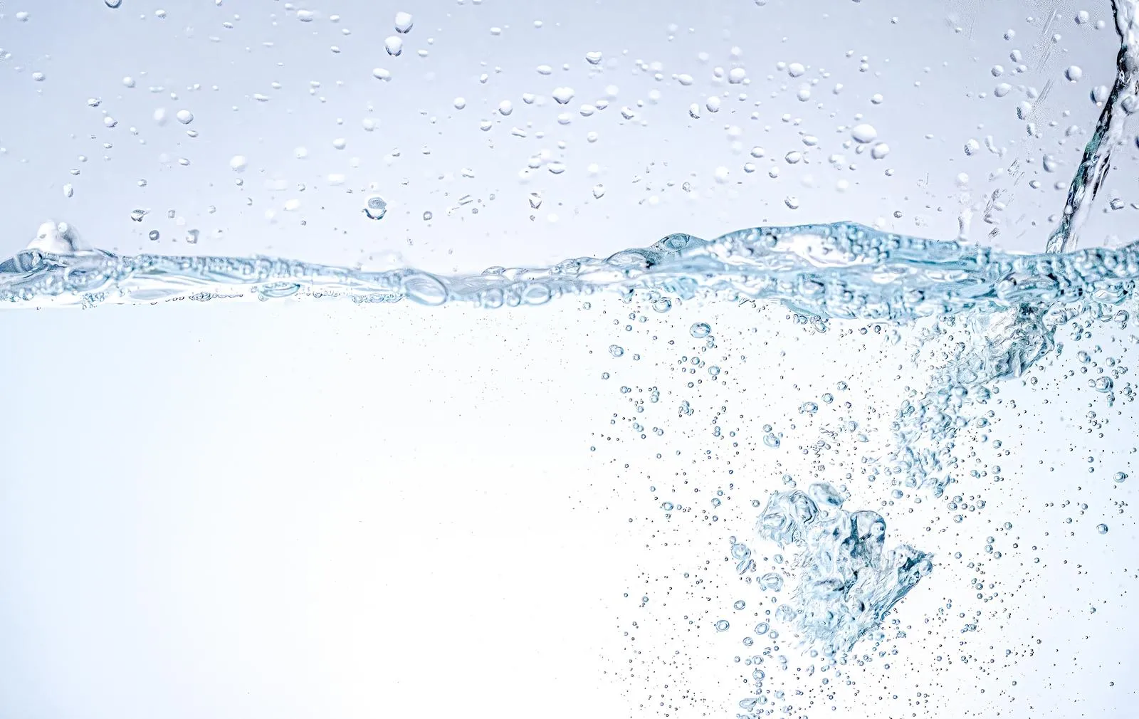 岩肌を流れ落ちる澄んだ水