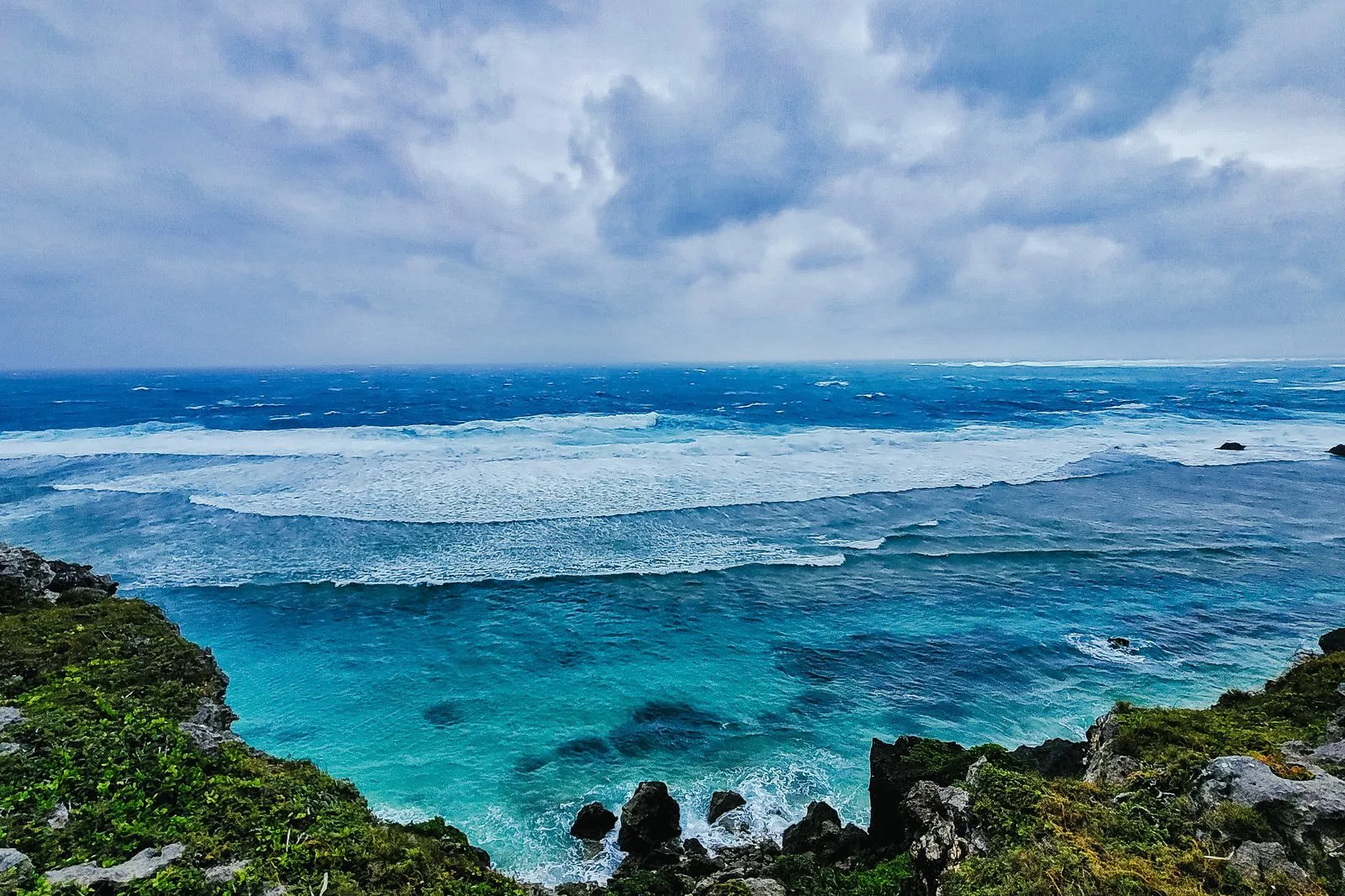やわらかな波紋を見せる水面