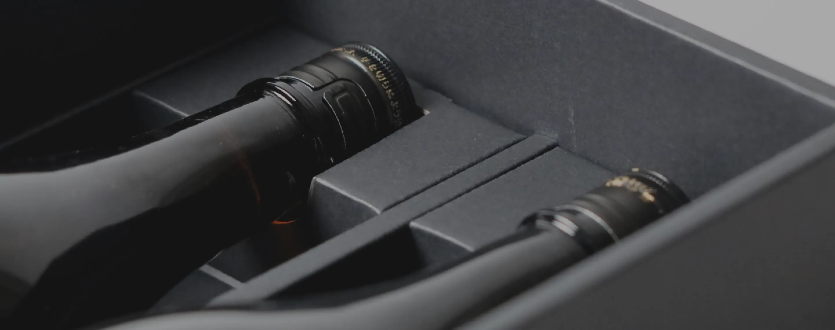 黒い瓶が静かに並ぶ日本酒のメインビジュアル