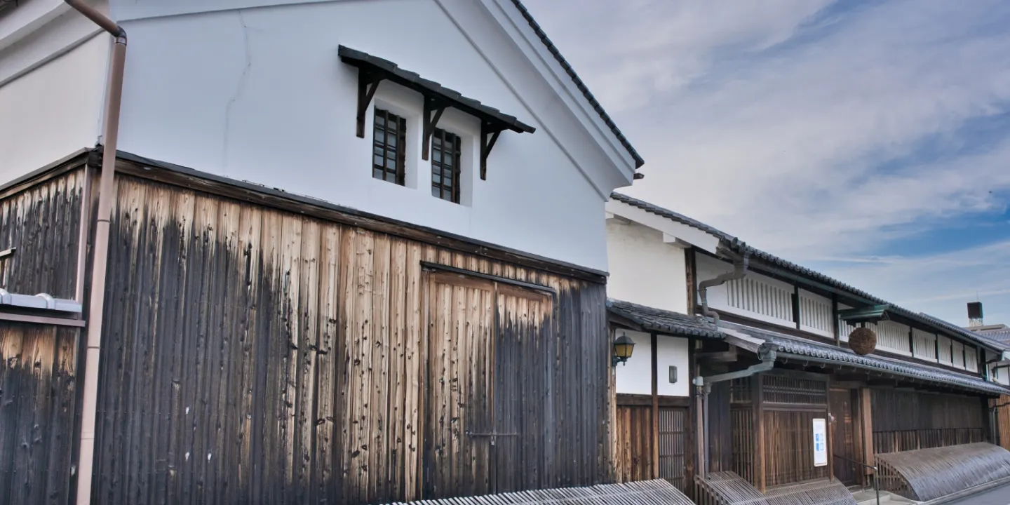 落ち着いた外観の酒蔵の建物