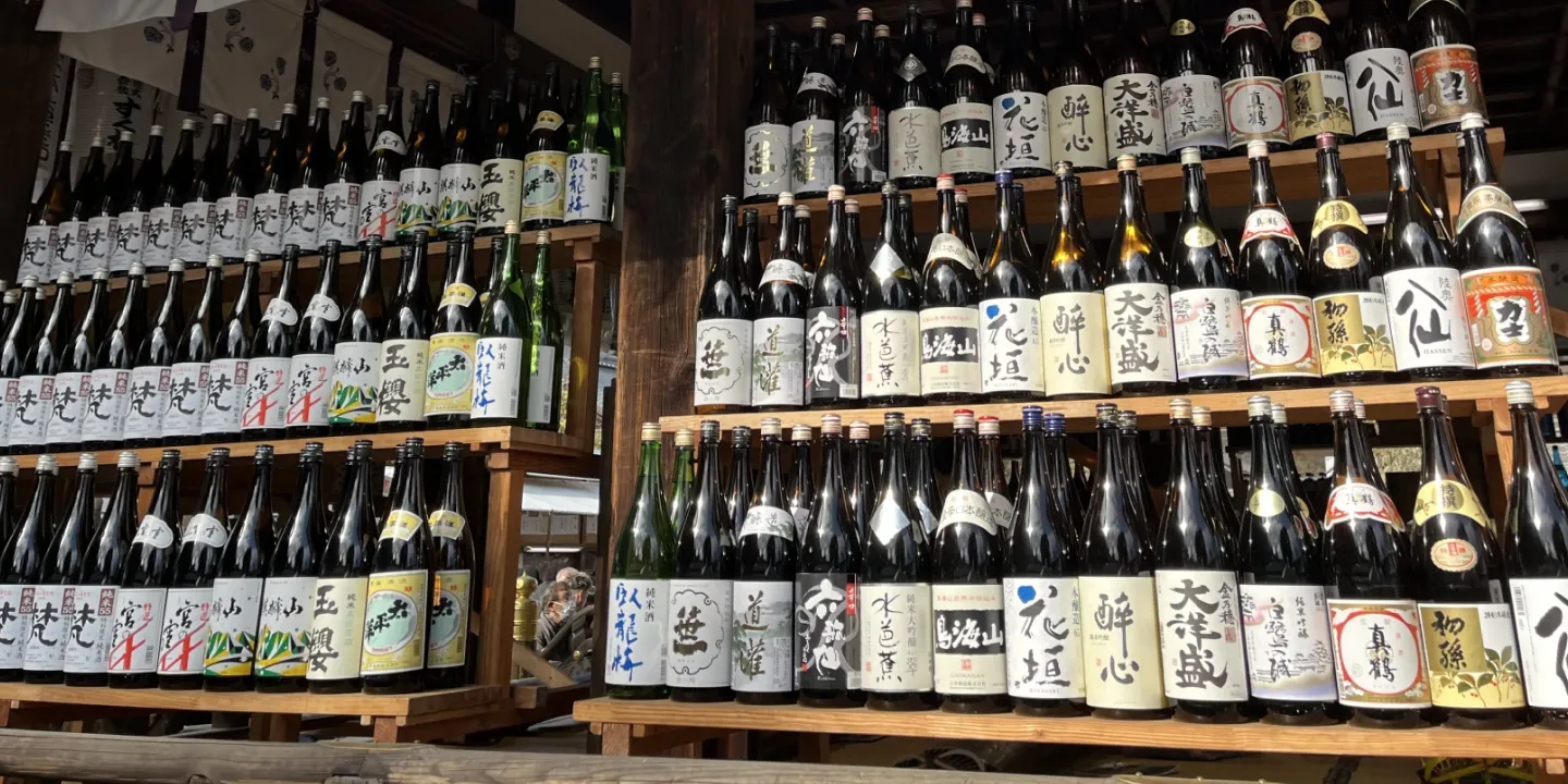 緑や藍の瓶が並ぶ日本酒のラインアップ